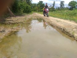 Dilintasi Alat Berat Perusahaan, Warga Kesal Jalan Tani Desa Marasahua Rusak Parah
