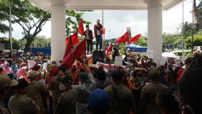Ratusan PKL Pasar Mardika Geruduk Balai Kota Ambon Tolak Relokasi