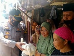 Polisi Hadiahi Ayam untuk Lansia yang Mau Divaksin Covid-19