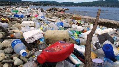 Volume Sampah Plastik di Teluk Ambon Kian Meningkat