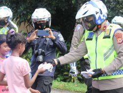 Gunakan Moge, Wakapolda Maluku Patroli Kamtibmas Sekaligus Bagikan Masker