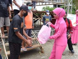 Jelang HUT Polwan dan HKGB, Bhayangkari Maluku Salurkan Sembako