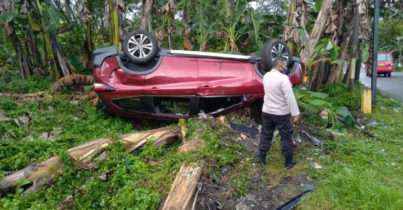 Mobil Terbalik