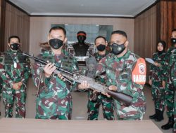 Warga Hualoy Serahkan Senpi SMR Bren MK-III ke Kodam Pattimura