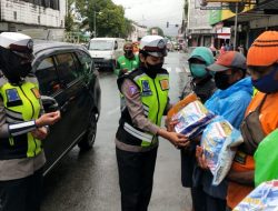 Operasi Lalu Lintas Tanpa Tilang, 3 Hari Warga Malah Diberi Sembako