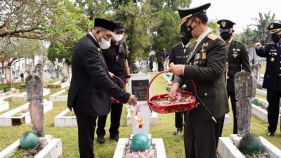 Jelang HUT TNI ke-76, Pangdam Pattimura Ziarah ke Taman Makam Pahlawan