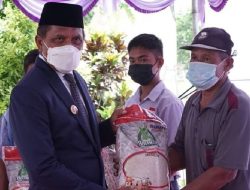 Pemkab Malteng Genjot Vaksinasi dan Serahkan Bantuan untuk Warga Terdampak Covid-19