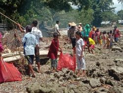 Peringati Sumpah Pemuda, Taman Baca Keta SBT Bersihkan Pantai dan Tanam Mangrove