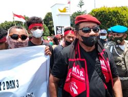 Warga Adat di Seram Bagian Barat Demo Tolak Pilkades
