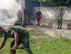 Anggota TNI Bersama Warga Gotong Royong Bersihkan Benteng Amsterdam