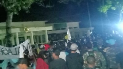 Hingga Malam, Warga Masih Duduki Kantor Pengadilan Negeri Dobo