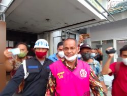 Ketika Sekda SBB Tebar Senyuman Menuju Rutan Ambon