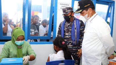 Koarmada III TNI AL Gelar Serbuan Vaksinasi di Saparua