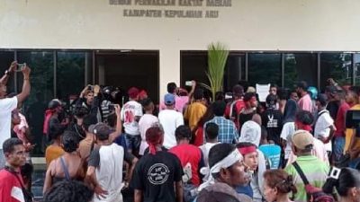 Warga Adat Masih Segel Tiga Kantor Pemerintahan di Aru