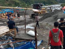 Waduh! Ratusan Penambang Ilegal Masih Beroperasi di Gunung Botak