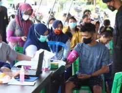 Ajak Ikut Vaksinasi, Danki Brimob dan Istri Datangi Rumah Warga