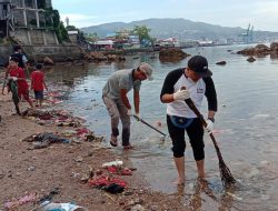 Gandeng Komunitas Lingkungan, IJTI Maluku Bersihkan Sampah Laut