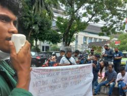 Aksi Demo Desak Pimpinan DPRD Ambon Ditetapkan Tersangka