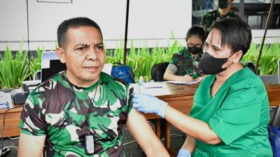 Perwira Kodam Pattimura Disuntik Vaksin Booster