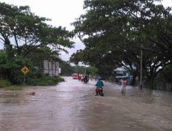 Banjir Kepung Bula, Puluhan Rumah Warga Hingga Jalan Utama Tergenang