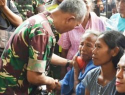 Pangdam Pattimura Berikan Bantuan Untuk Pengungsi Korban Bentrok Haruku