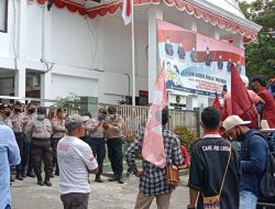 Mahasiswa Geruduk Kejari, Kecam Kasus DPRD Ambon Dihentikan