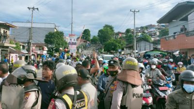 Aksi 9 Jam Warga Batu Merah Berakhir Setelah Kapolda Maluku Perintahkan Buka Blokade Jalan