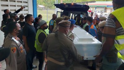 Isak Tangis di Bandara Pattimura Sambut Jenazah Korban Penyerangan KKB