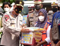 Kapolda Maluku Bagikan 2000 Paket Sembako ke Warga Kurang Mampu