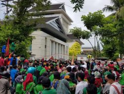 Tolak Penundaan Pemilu, Ribuan Mahasiswa Geruduk Kantor Gubernur dan DPRD Maluku