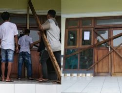 Tolak Penjabat Desa, Warga Romeon Segel Kantor Camat Gorom