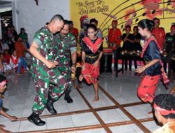 Ketika Pangdam Pattimura Menari Bersama Puluhan Anak di Ambon