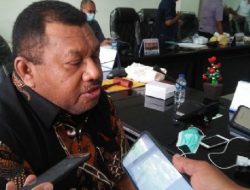 Jantje Wenno Kritik Pemkot Ambon Bangun Lapak PKL di Atas Trotoar