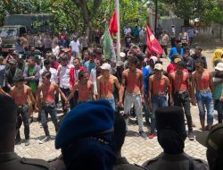 Demo di Kantor Bupati-DPRD SBT: Desak Jokowi Turunkan Harga BBM