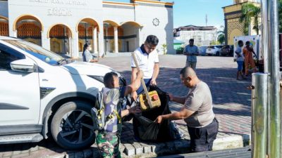 Sambut HUT ke-77, Prajurit TNI Bersihkan Rumah Ibadah