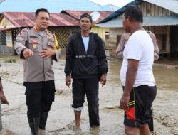 Tinjau Lokasi Banjir, Kapolres SBB Serahkan Bantuan