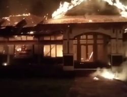 Kantor Camat Huamual Terbakar Jelang Pengukuhan Raja Luhu