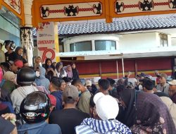 Batal Mudik dengan KM Sabuk Nusantara 107, Warga SBT Demo Kantor Pelni