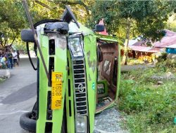 Angkot Rombongan Mahasiswa UKIM Terguling, 1 Tewas Belasan Terluka