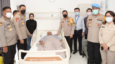 Jenguk Anggotanya Terkena Panah Bentrok Malra, Kapolda Maluku: Tetap Semangat Lindungi Masyarakat
