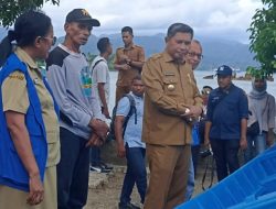 Pemkot Ambon Serahkan Bantuan Perahu & Pancing Tonda ke Nelayan