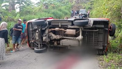 Mobil Terguling di Tanjakan Desa Asilulu, 1 Tewas 10 Luka