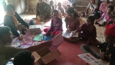 Ekspedisi Sosial Budaya di Desa Terpencil Pulau Seram, Mafispala Unpatti Bagikan Buku & Pakaian