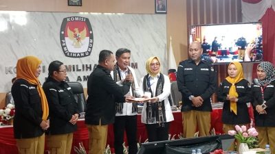 Bodewin-Elly, Paslon Pertama Mendaftar di KPU Kota Ambon