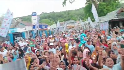 Bikin Merinding Kampanye Lawamena di Hitu, Ribuan Warga Sambut Hendrik Janjikan Kemenangan 100 Persen