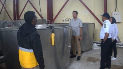 Pj Bupati Malra Tinjau Pabrik Rumput Laut