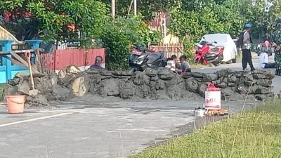 Pemuda Desa Tomalehu Tewas Ditusuk, Warga Blokade Jalan Lintas Seram