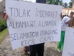 Warga Katapang SBB Demo Tolak Kehadiran Indomaret: Matikan Pedagang Kecil