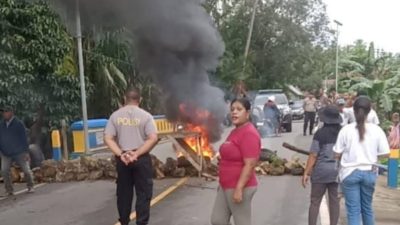 Warga Hatusua Blokade Jalan Trans Seram, Akses Transportasi Lumpuh
