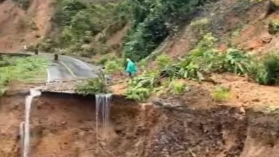 Banjir dan Longsor Putus Akses Jalan di Bursel, Jalur Transportasi Lumpuh